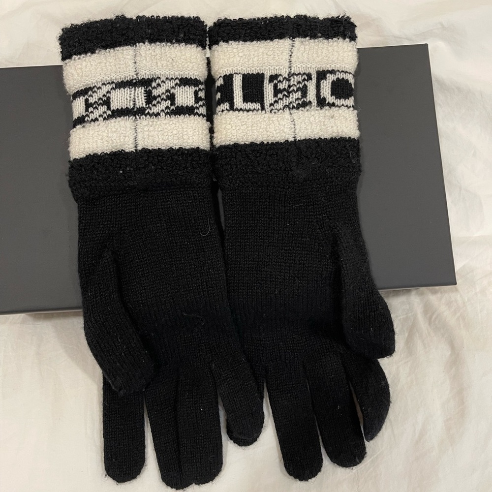 Chanel cashmere gloves 2021 collection - Picture 2 of 3